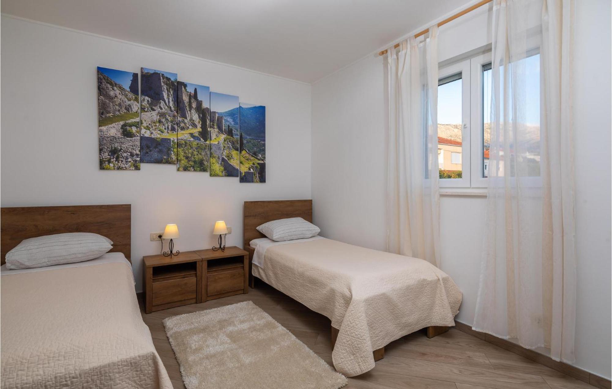 Cozy Home In Zrnovnica With Wifi Exterior photo
