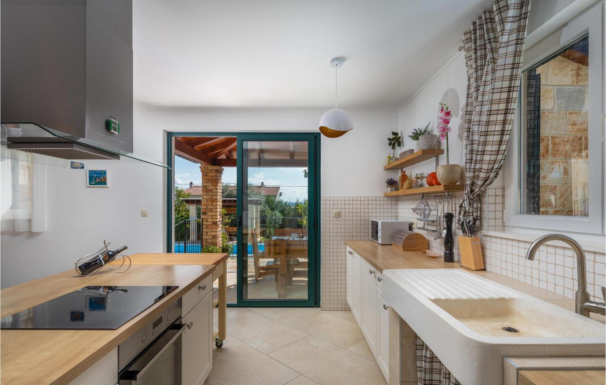 Cozy Home In Zrnovnica With Wifi Exterior photo