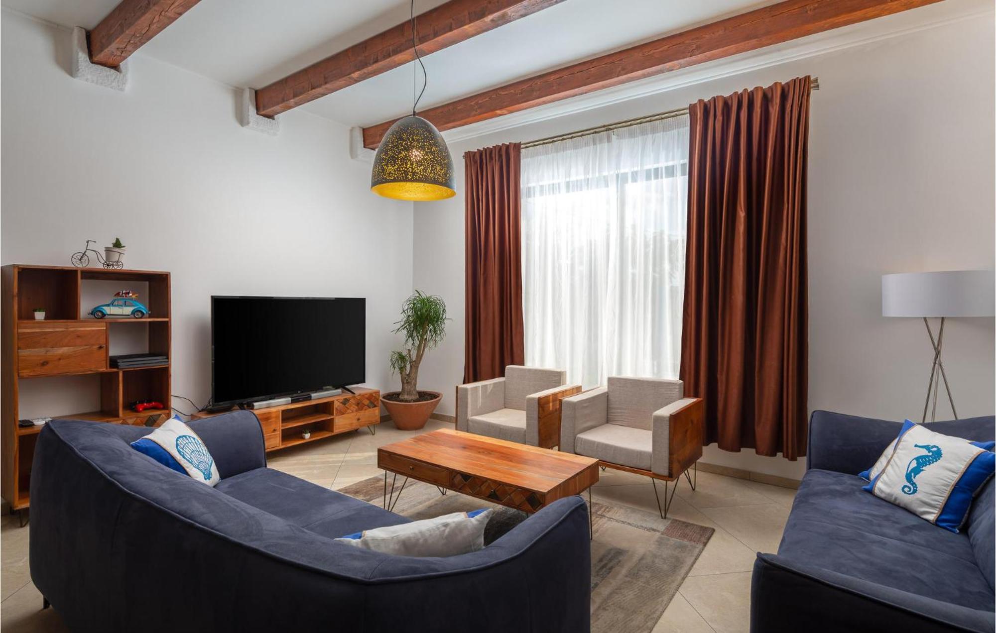 Cozy Home In Zrnovnica With Wifi Exterior photo