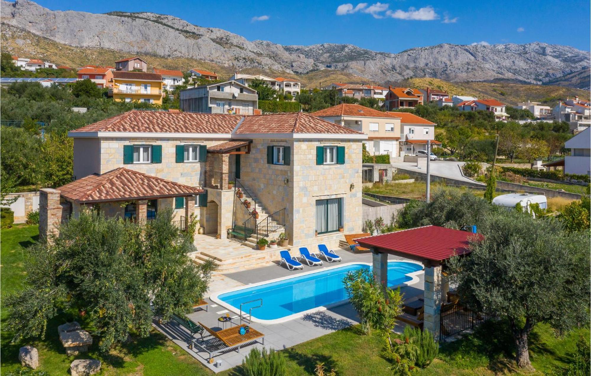 Cozy Home In Zrnovnica With Wifi Exterior photo