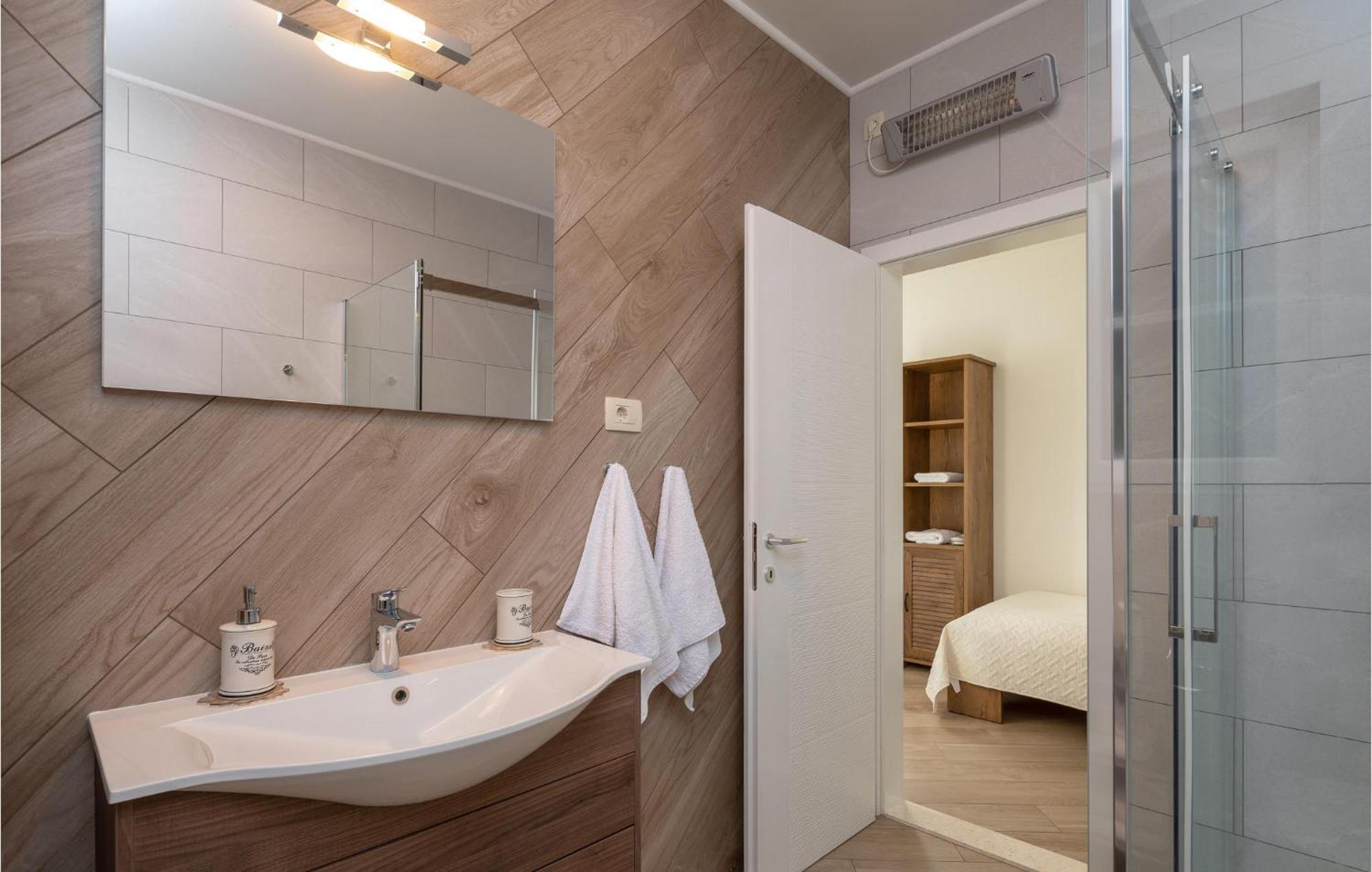 Cozy Home In Zrnovnica With Wifi Exterior photo