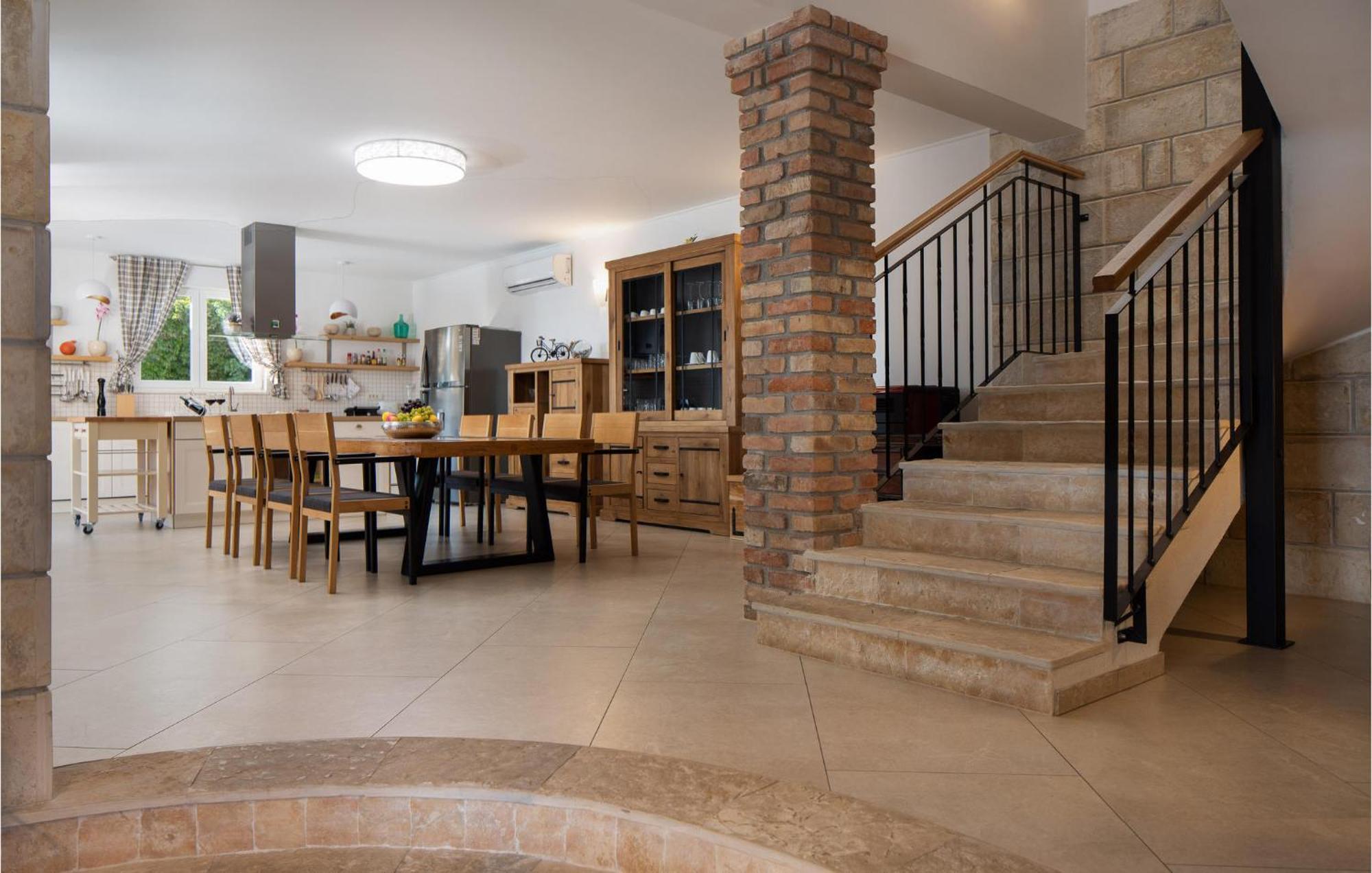Cozy Home In Zrnovnica With Wifi Exterior photo